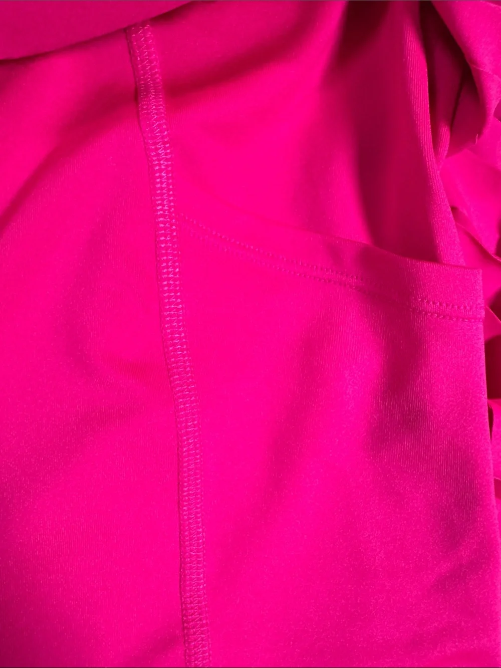 ALO Aces Tennis Skirt in Hot Pink. Size L